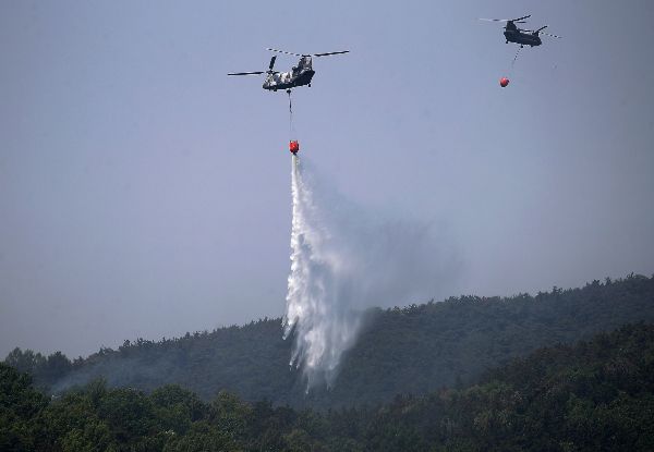 대구 북구 함지산에 난 산불이 진화됐다. 사진은 대구 북구 함지산 산불 이틀째인 29일 오후 산불 진화 작전에 투입된 군용 헬기가 함지산 상공에서 물을 뿌리고 있는 모습. /사진=뉴스1