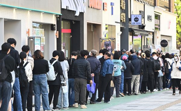 지역생활 커뮤니티 당근에 SK텔레콤 유심을 15만원에 판매한다는 글이 올라와 논란이다. 사진은 SK텔레콤이 유심 고객정보 해킹 사고로 관련 유심 무료 교체 서비스에 나선 지난 28일 경기 수원시내 한 SKT T월드 매장 앞에 유심을 교체하려는 고객들이 줄서 기다리는 모습. /사진=뉴시스