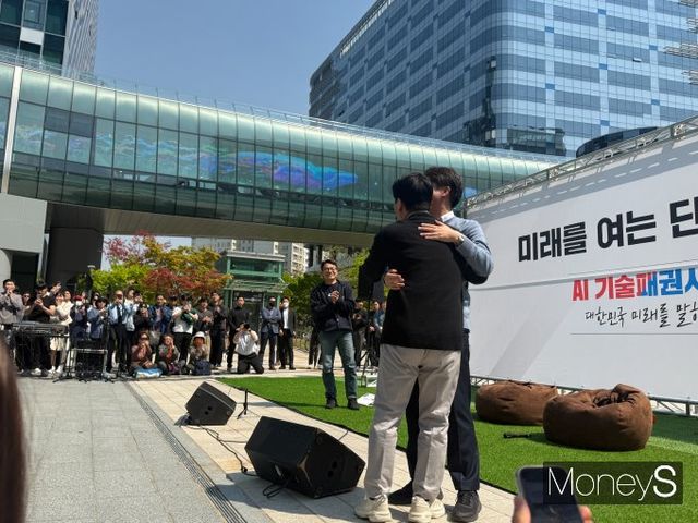 판교 테크노밸리 1번출구 앞 광장에서는 이준석 개혁신당 대선 후보와 안철수 국민의힘 대선 경선 후보가 'AI 기술 패권시대'를 주제로 한 공개 토론회를 열었다. /사진=김서연 기자 