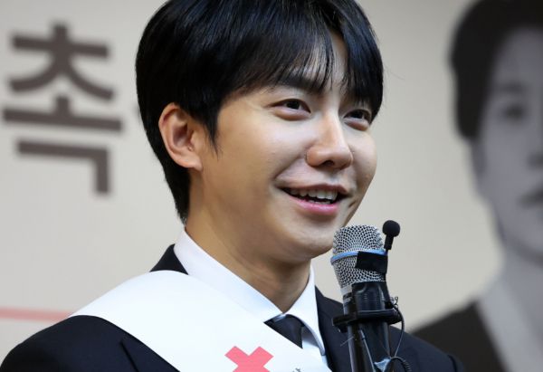 가수 이승기 장인 이모씨가 구속됐다. 사진은 가수 겸 배우 이승기가 지난 1월7일 서울 중구 대한적십자사 서울사무소에서 열린 홍보대사 위촉식에서 위촉 소감을 밝히고 있는 모습. /사진=뉴시스