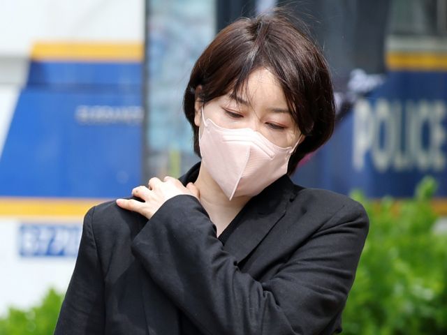 문재인 전 대통령 딸 문다혜 씨가 1심에서 벌금형을 선고받자 판결에 불복해 항소했다. 사진은 문재인 전 대통령 딸 문다혜 씨가 지난 17일 서울 마포구 서울서부지방법원에서 열린 도로교통법 위반(음주 운전)·공중위생관리법 위반 혐의 1심 선고기일에 출석한 모습. /사진=뉴스1