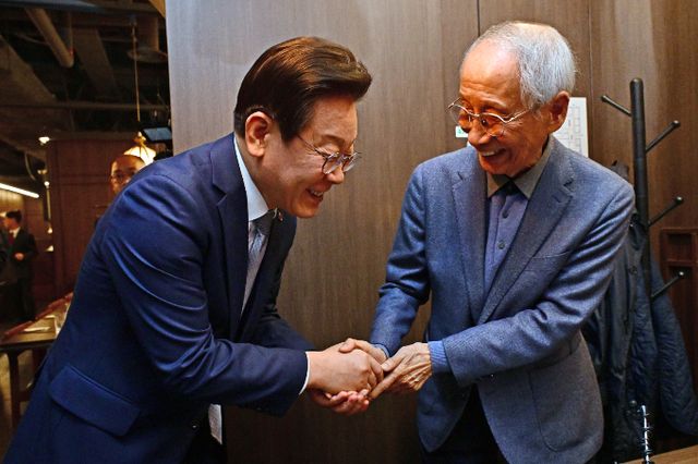 사진은 지난해 10월 서울 여의도 한 식당에서 윤여준 전 환경부 장관과 오찬 회동에 나서며 인사하는 당시 이 전 대표. /사진=공동취재