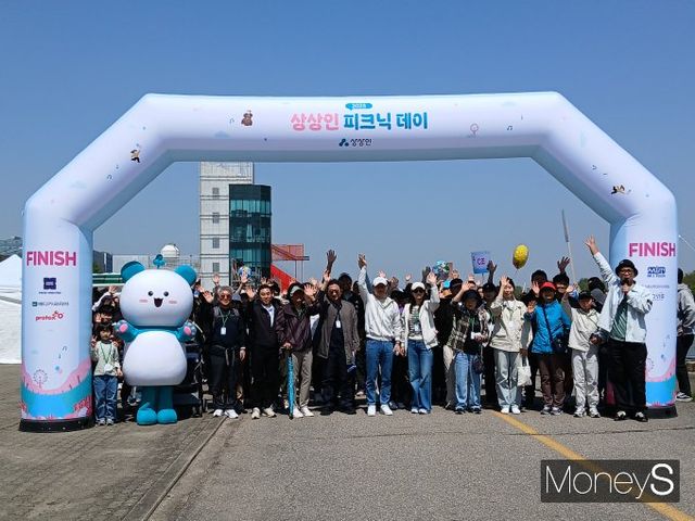 상상인그룹이 2021년부터 5년간 이어온 '걷기 프로젝트'. 유준원 상상인 그룹 대표가 출발선에서 인사하는 모습./사진=머니S 강한빛 기자