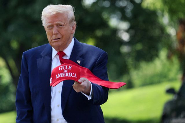 취임 100일을 맞은 도널드 트럼프 미국 대통령이 "국경 상황이 매우 좋다. 그것이 제 1순위"라고 만족감을 드러냈다. 사진은 지난 29일(현지시각) 도널드 트럼프 미국 대통령이 미시간으로 출발하는 마린 원에 탑승하기 앞서 'Gulf of America'이라고 적힌 모자를 들고 있고 취재진 질문을 받는 모습. /사진=로이터