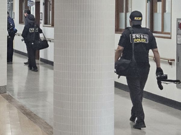 청주 한 고등학교에서 흉기를 휘두른 고등학생이 범행을 사전에 계획했다. 사진은 지난 28일 학생 흉기 난동이 발생한 청주의 한 고등학교에서 경찰 등이 사고 상황을 파악하고 있는 모습. /사진=뉴스1