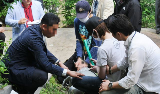 2012년 4월30일 사령카페 회원인 10대 청소년과 대학생 등이 20대 대학생을 잔인하게 살해했다. 사진은 2012년 5월8일 서울 서대문구 창천동 창천근린공원에서 범행을 시연하는 가해자들의 모습. /사진=뉴스1