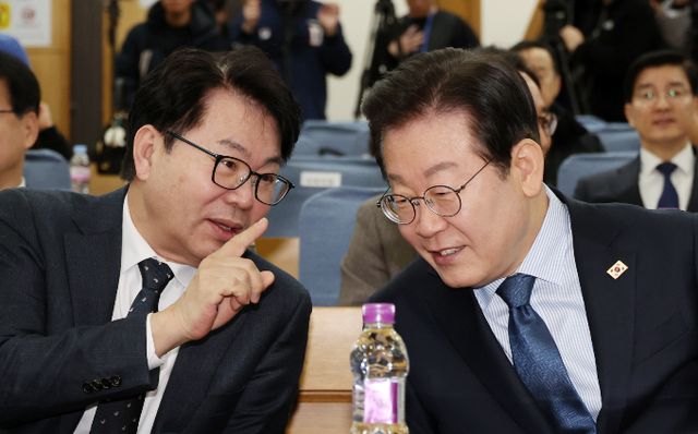 사진은 대화를 나누는 이한주 민주연구원장(왼쪽)과 이 후보. /사진=뉴시스