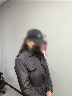 여성인 것처럼 상인들을 속여 무전 취식하거나 돈을 빌린 후 도주한 50대 남성이 경찰에 넘겨졌다. /사진=뉴시스(대전경찰청 제공)