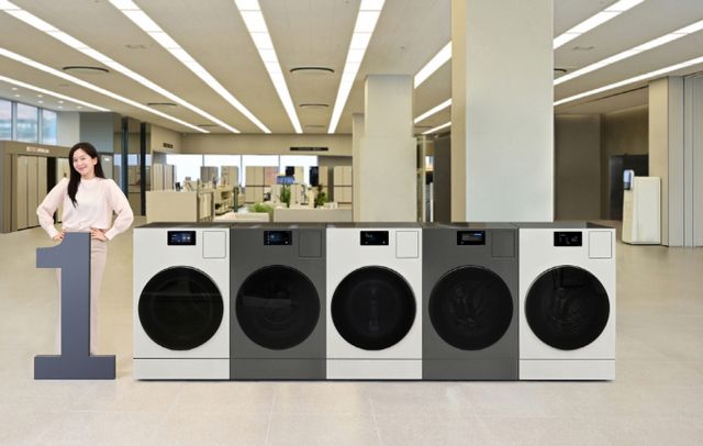 삼성전자 모델이 국내 누적 판매량 10만대를 넘어선 '삼성전자 AI 콤보' 세탁건조기를 소개하고 있다. /사진=삼성전자