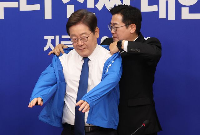 사진은 지난 28일 서울 여의도 국회에서 열린 최고위원회의에서 이 후보에게 선거운동복을 입혀주는 박 원내대표. /사진=뉴시스