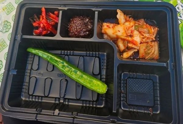 충주시 공식 유튜브 채널 운영자 '충주맨'이 부실 도시락 사태에 대해 사과했다. 사진은 제19회 충북장애인도민체육대회에서 제공된 1만2000원짜리 도시락. /사진=뉴스1