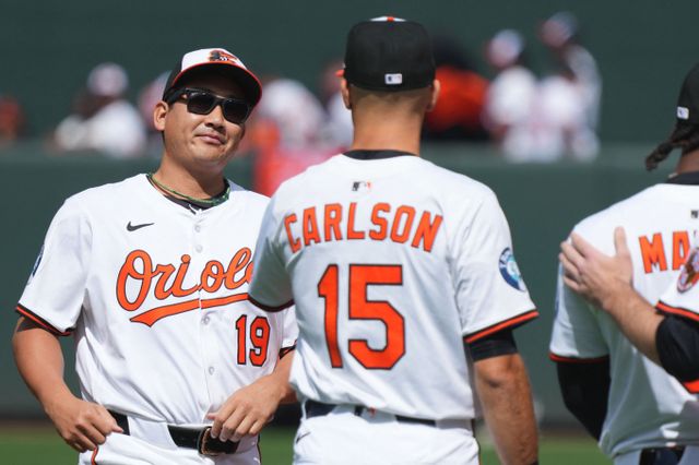 스가노 토모유키가 연패에 빠진 볼티모어 오리올스를 구했다. 사진은 2025시즌 볼티모어 오리올스에서 활약 중인 스가노 토모유키(왼쪽)의 모습./사진=로이터