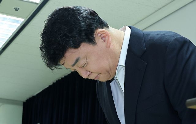 더본코리아가 산업용 금속 조리기구 사용 의혹으로 경찰 수사를 받고 있다. 사진은 지난달 28일 더본코리아 정기 주주총회에서 인사하는 백종원 대표의 모습. /사진=뉴스1