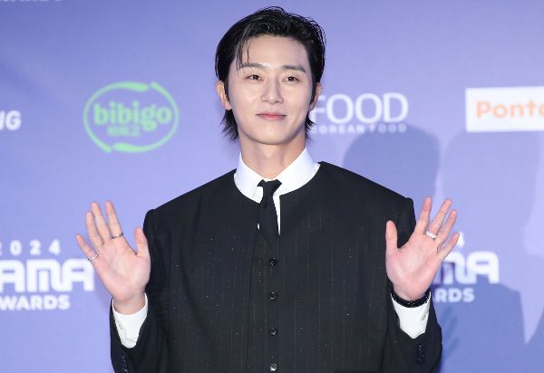 배우 박서준의 후원으로 뇌종양 환아가 수술을 받은 사연이 전해졌다. 사진은 배우 박서준이 '2024 마마 어워즈'(MAMA AWARDS) 레드카펫 행사에 참석해 포즈를 취하는 모습. /사진=뉴스1