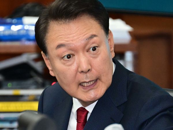 윤석열 전 대통령의 처가가 운영하는 요양원에서 노인학대 사례가 무더기 신고됐다. 사진은 12·3 비상계엄을 선포해 내란 우두머리 혐의로 재판에 넘겨진 윤석열 전 대통령이 지난 21일 오전 서울 서초구 서울중앙지법 417호 법정에 앉아 변호인단과 대화를 하고 있는 모습. /사진=뉴스1(공동취재단)