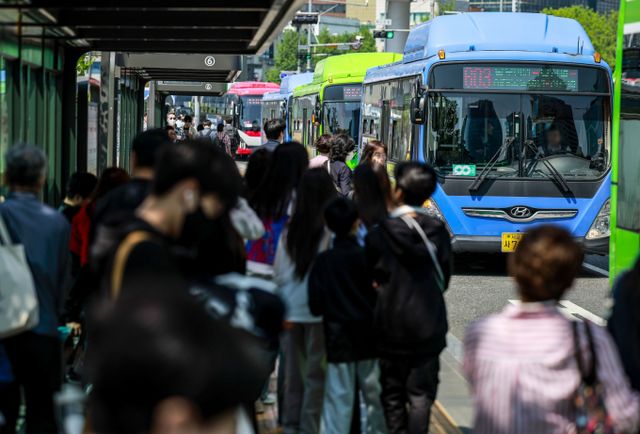 서울시버스노조가 지난 29일 오후 5시부터 서울시버스운송사업조합과 서울지방노동위원회에서 막판 조정절차에 들어갔으나 끝내 합의에 이르지 못하면서 30일 오전 4시부터 준법운행에 돌입한다. 사진은 지난 29일 서울역환승센터에서 버스를 기다리는 시민들의 모습. /사진=뉴시스