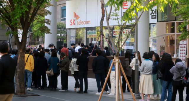 SK텔레콤 가입자 유심(USIM) 정보 해킹 사고 관련 유심 무료교체 서비스 이틀 째인 29일 오전 서울 종로구 T월드 직영 매장 앞에 고객들이 줄지어 대기하고 있다./사진=뉴스1