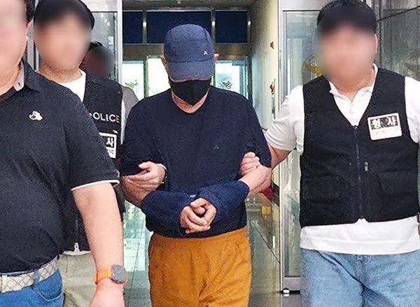 진료에 불만을 품고 치과에 사제 폭발물을 투척한 70대 남성이 항소심에서 감형됐다. 사진은 광주 상무지구 한 치과에 사제 폭발물을 투척한 70대 남성이 진술실에 들어가는 모습. /사진=뉴스1