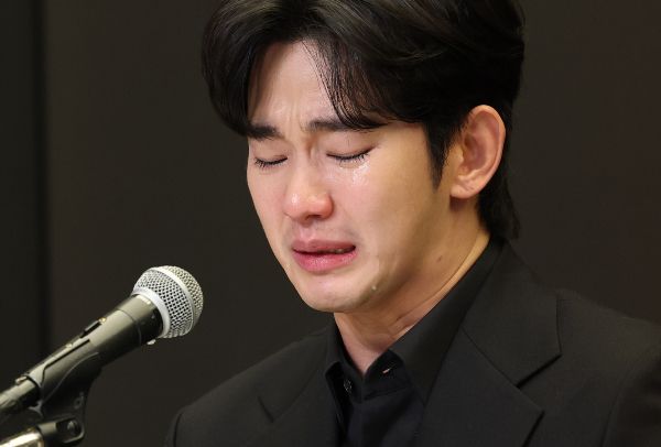 배우 김수현이 모델로 활동 중이던 브랜드에 피소 당했다. 사진은 배우 김수현이 지난달 31일 오후 서울 마포구 스탠포트호텔에서 긴급 기자회견을 열고 고 김새론이 미성년자일 때부터 교제했다는 의혹을 비롯한 각종 논란에 대해 입장을 밝히고 있는 모습. /사진=뉴스1