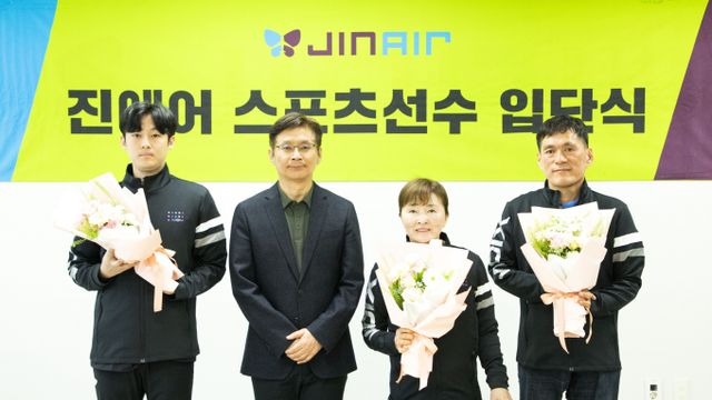 진에어가 장애인 스포츠 선수 입단식을 진행했다. 사진은 29일 진행된 입단식에 참석한 박병률(왼쪽 두번째) 진에어 대표이사와 선수들. /사진=진에어