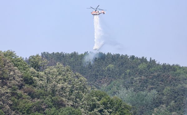 대구 북구 함지산 산불이 재발화해 소방 당국이 진화에 나섰다. 사진은 대구 북구 함지산 산불 진화 작전에 투입된 산림청 산불 진화용 헬기가 함지산 상공에서 물을 뿌리는 모습. /사진=뉴스1