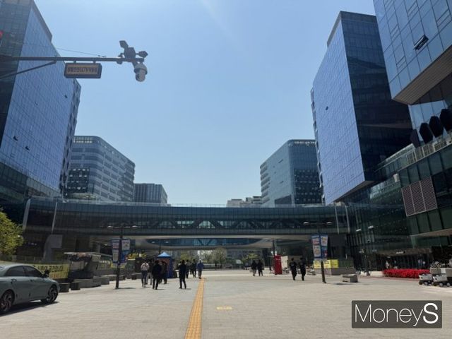 이재명 더불어민주당 대선 후보의 '정치 고향'이자 안철수 국민의힘 대선 경선 후보의 지역구인 경기 성남 분당구의 민심이 