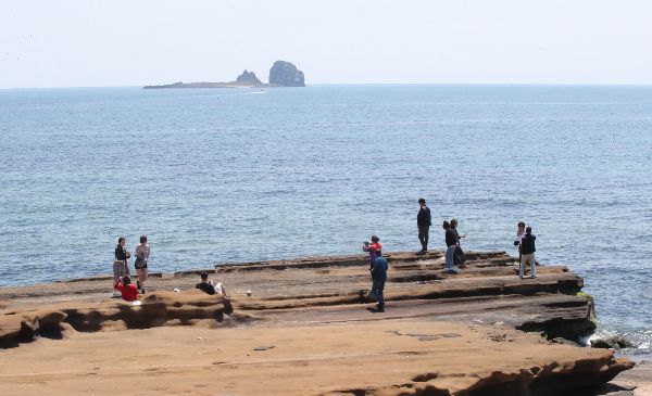 30일 전국은 대체로 맑고 낮 최고 기온이 28도까지 오르겠다. 사진은 제주 서귀포시 안덕면 사계해안에서 관광객들이 풍광을 즐기는 모습. /사진=뉴스1