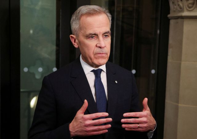 마크 카니 캐나다 총리가 미국 관세 정책에 대해 전략을 총동원 해서 싸울 것이라고 강조했다. 사진은 카니 총리가 지난 2일(현지시각) 캐나다 온타리오주 오타와에서 내각위원회 회의 참석 전 기자들과 이야기를 나누는 모습. /사진=로이터