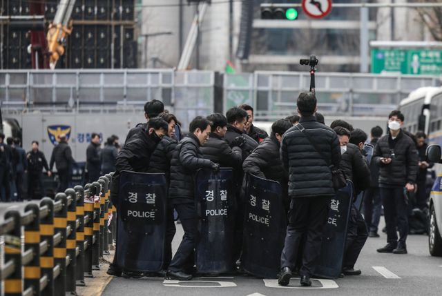 경찰이 3일 서울에 을호비상을 발령했다. 사진은 지난 2일 서울 종로구 헌법재판소 인근에서 훈련하는 경찰. /사진=뉴시스