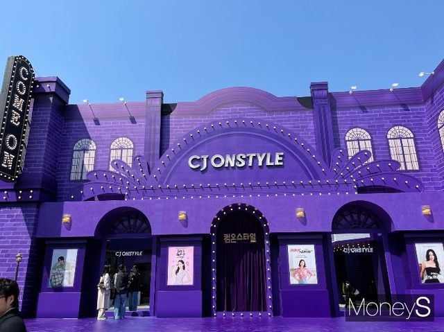 CJ온스타일의 연중 최대 행사인 컴온스타일이 TV와 모바일을 넘어 서울 성동구 성수동에 오프라인 팝업스토어를 마련했다. 사진은 3일 오전 서울 성동구 성수동 CJ온스타일 팝업스토어의 모습. /사진=김서현 기자