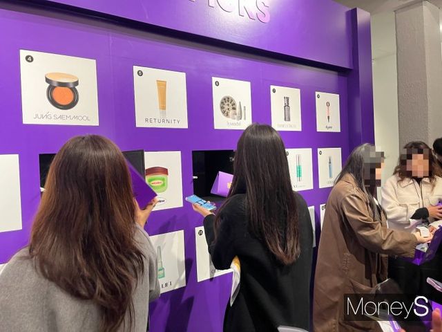 CJ온스타일 서울 성동구 성수동 팝업에서는 방문 고객에게 다양한 혜택을 제공한다. 3일 오전 서울 성동구 성수동 CJ온스타일 팝업스토어에서 방문객들이 상품을 수령하고 있다. /사진=김서현 기자