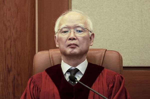 윤석열 대통령 탄핵심판 선고일인 4일 오전 헌법재판소 재판관들이 모습을 드러내고 있다. 사진은 정형식 헌법재판관 모습. /사진=뉴스1