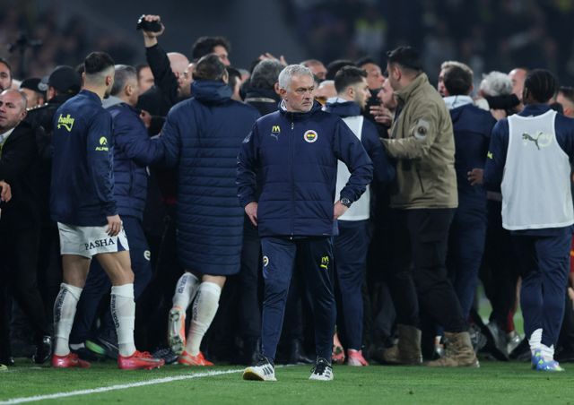 조제 무리뉴 감독이 상대 감독의 코를 비트는 기행을 벌였다. 사진은 3일(한국시각) 튀르키에 이스탄불 쉬크뤼 사라졸루 스타디움에서 열린 2024-25 튀르키예컵 8강에서 갈라타사라이와 페네르바체의 경기에서 패한 조제 무리뉴 감독이 상대 감독의 코를 잡고 비튼 후 화를 삭이지 못한 모습. /사진=로이터