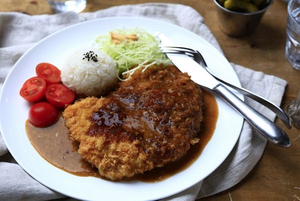 돈가스 소스를 빼달라는 학생의 요구를 거절한 교사를 두고 갑론을박이 벌어졌다. 사진은 기사의 이해를 돕기 위한 돈가스 이미지. /사진=이미지투데이