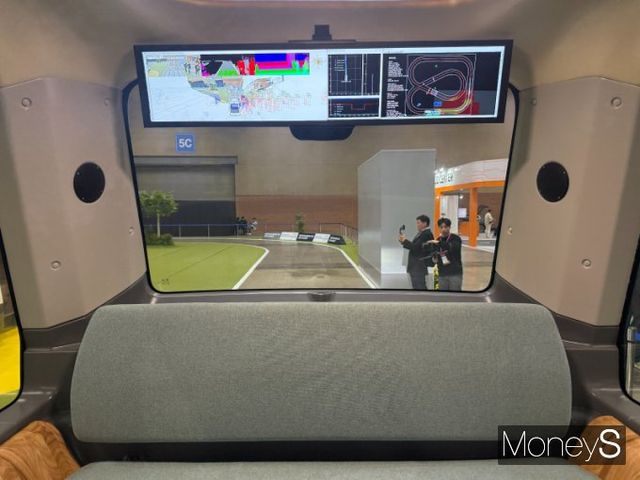 가치타요 시연 차는 실제 탑승이 가능한 8인승 승합 형태로 신호등 인식과 보행자 탐지 등 도심 환경 대응 기능을 탑재해 보행자와 도로상황을 인식하고 주행한다. /사진=김서연 기자 