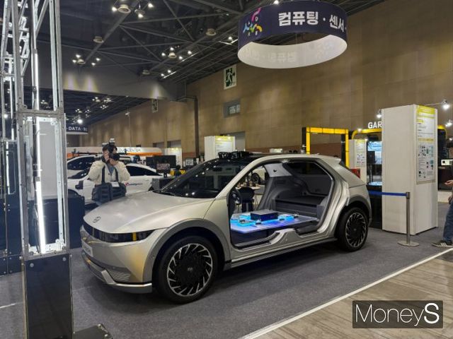 자율주행기술개발혁신 사업단이 2025 서울모빌리티쇼 미디어데이에서 자율주행기술개발혁신사업 1단계 성과공유회를 열고 ▲센서·컴퓨팅 부품 ▲차량 플랫폼 ▲관제 시스템 ▲실도로 기반 시뮬레이션 ▲경찰청 연계 치안 자율주행 기술을 선보였다. /사진=김서연 기자 