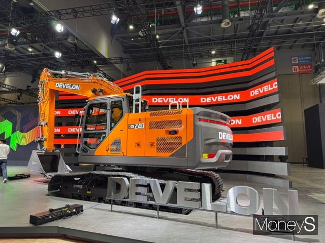 HD현대가 3일 '2025 서울모빌리티쇼'에 참가해 전시관을 운영, 다양한 체험 프로그램을 선보였다. 사진은 HD현대인프라코어 디벨론 DX240. /사진=정연 기자