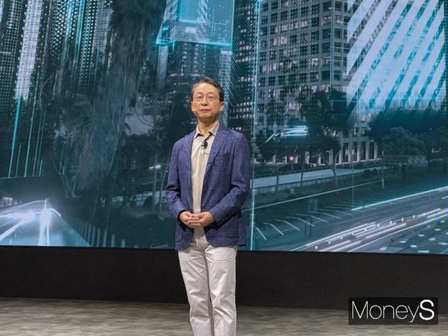 조영철 HD현대사이트솔루션 사장이 3일 킨텍스에서 열린 '서울 모빌리티쇼' 미디어 브리핑에서 건설기계 차세대 신모델을 소개하고 있다. /사진=정연 기자