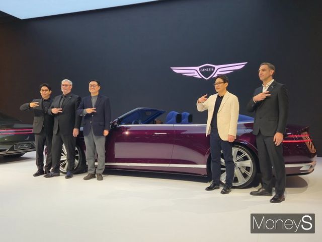 제네시스가 2025 서울모빌리티쇼에서 콘셉트카 2종을 공개하고 모터스포츠 진출 계획을 발표했다. 사진은 공개 행사에 참석한 송민규(왼쪽부터) 제네시스 사업본부장, 루크 동커볼케 현대차그룹 사장, 정유석 현대자동차 부사장, 윤일헌 제네시스 디자인센터장, 시릴 아비테불 현대 모터스포츠법인장. /사진=김이재 기자