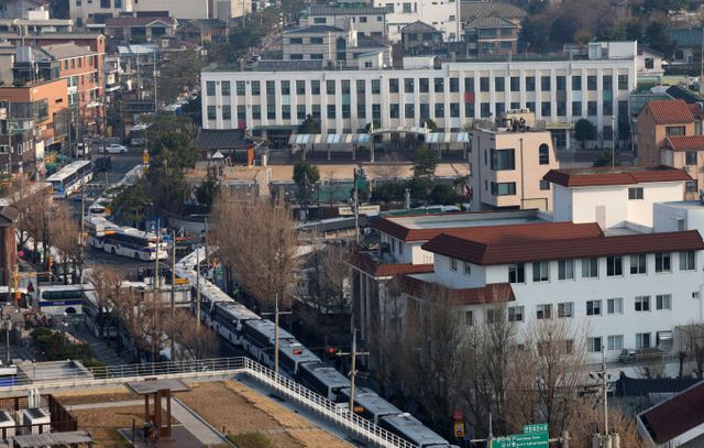 광주·전남·전북·세종·충남·인천·울산·경남·부산 9개 교육청은 각 학교에 헌법재판소 대통령 탄핵 심판 선고 TV 생중계 시청이 가능하도록 안내했다. 사진은 윤석열 대통령의 탄핵 심판 선고를 하루 앞둔 3일 서울 종로구 헌법재판소 인근 재동초등학교가 임시 휴교로 한산한 모습. /사진=뉴시스