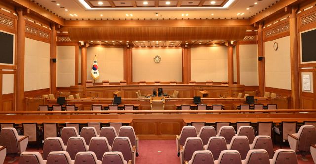 윤석열 대통령 탄핵 심판 선고가 하루 앞으로 다가온 가운데 헌법재판소 일반인 방청 신청자가 9만4000명을 넘어섰다. 사진은 윤석열 대통령에 대한 헌법재판소의 탄핵 심판 선고일을 하루 앞둔 3일 서울 종로구 헌법재판소 대심판정 모습. /사진=뉴스1