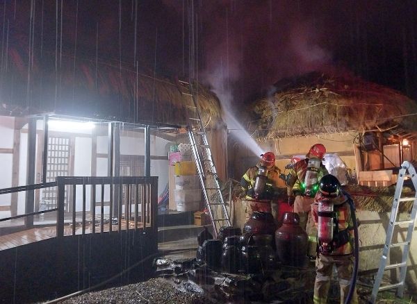 세계문화유산인 경북 안동시 풍천면 하회마을에서 불이 났다. 사진은 지난 3일 저녁 8시5분쯤 경북 안동시 풍천면 하회마을 내에서 불이 나 소방 당국이 불길을 잡고 있는 모습. /사진=뉴스1(경북소방본부 제공)