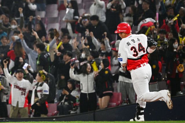 KIA타이거즈 최형우가 개인 통산 400홈런까지 3개를 남겨두고 있다. 사진은 2025시즌 KIA타이거즈에서 활약한 최형우가 홈런포를 터트린 모습. /사진=뉴시스