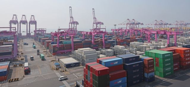 3일 오전 인천 연수구 인천신항컨테이너터미널에서 수출입 선적작업이 이뤄지고 있다. 미국 정부는 이날 한국에서 수입되는 모든 제품에 25%의 상호관세를 부과한다고 공식 발표했다. 