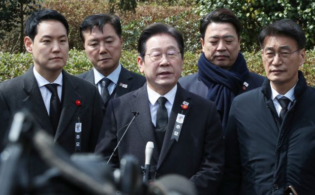 윤석열 대통령 탄핵 심판 선고를 하루 앞둔 가운데 이재명 더불어민주당 대표의 테마주가 오름세다. 사진은 이 대표가 3일 오전 제주시 봉개동 제주4·3평화공원에서 열린 제77주년 제주4·3 추념식 참배 후 취재진의 질문에 답변하는 모습. /사진=뉴시스