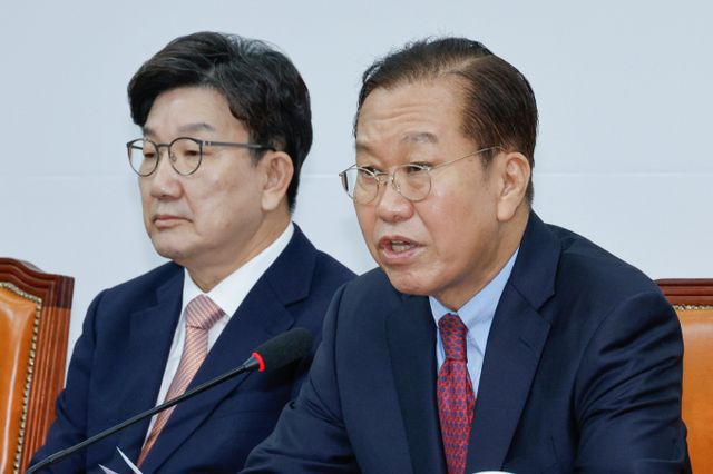 윤석열 대통령 탄핵 선고가 나오는 오는 4일 여야 지도부의 계획이 주목된다. 사진은 권영세 국민의힘 비상대책위원장(오른쪽)과 권성동 국민의힘 원내대표. /사진=뉴스1