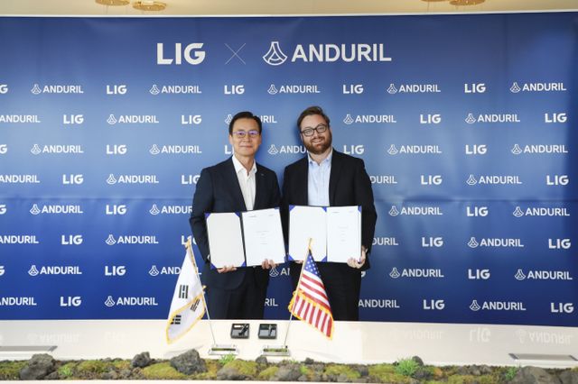신익현(왼쪽) LIG넥스원 대표이사와 브라이언 쉼프 안두릴 공동창업자 겸 CEO가 지난 2일 '미래전 무기체계 개발협력을 위한 포괄적 업무협약'을 체결했다. /사진=LIG넥스원