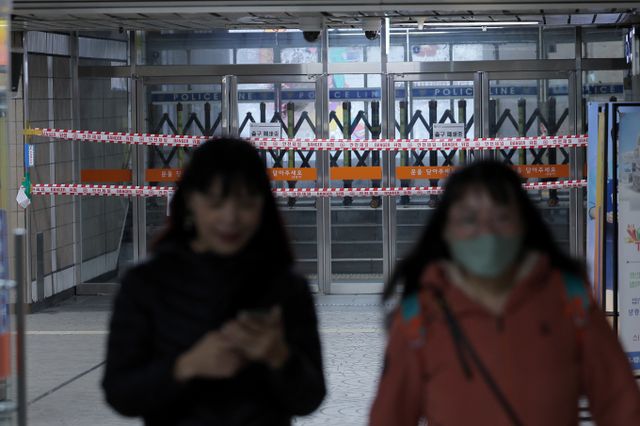 윤석열 대통령의 탄핵안 선고가 하루 앞으로 다가온 가운데 서울교통공사가 헌법재판소 인근에 있는 안국역 무정차 통과를 공지했다.사진은 윤석열 대통령 탄핵심판 선고를 하루 앞둔 3일 서울 종로구 지하철 3호선 안국역 헌법재판소 방면 출구가 퍠쇄되어 있는 모습. /사진=뉴스1