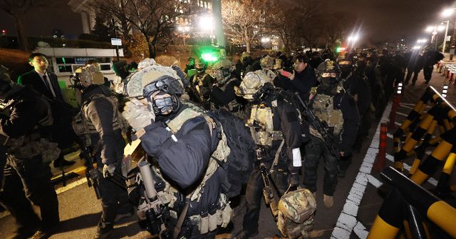 군 당국이 윤석열 탄핵 심판 선고와 관련해 감시태세를 격상하기로 했다. 사진은 지난해 12월4일 새벽 계엄군이 국회를 나서는 모습. /사진=뉴스1