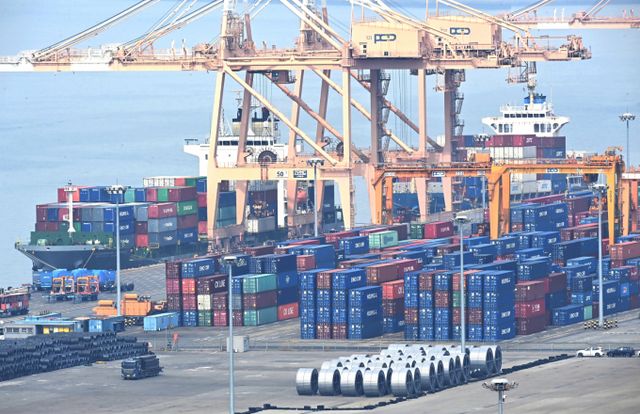 트럼프 정부가 2일(현지 시각) 모든 무역 상대국에 10% 이상의 상호관세를 부과한다고 공식 발표했다. 한국 외에 중국, 베트남, 태국 등 관세율이 특히 높은 지역이 생산기지를 둔 국내 패션·식품기업들의 고심이 깊어졌다. 2일 경기도 평택시 포승읍 평택항 수출 야적장에 컨테이너들이 쌓여 있다. /사진=뉴시스